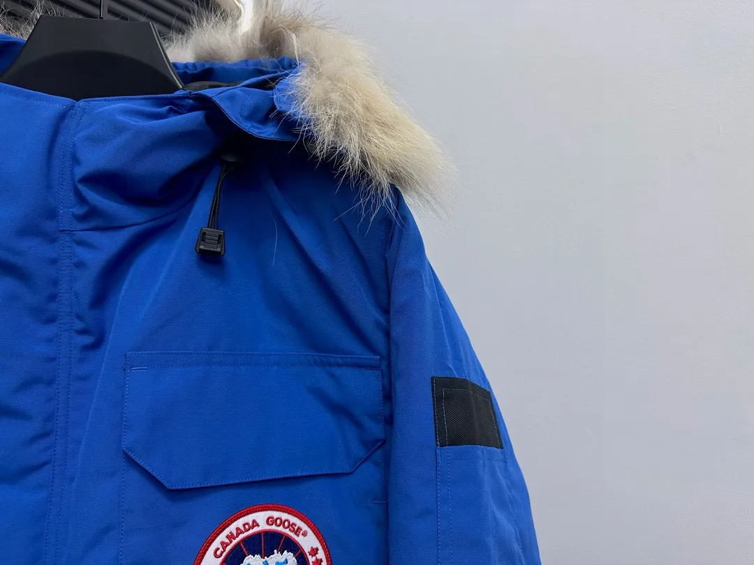 P780 Top Purchasing Version (Wolf Hair Optional) 🇨🇦CANADA GOOES 24 new models 08 models/couple models Factory direct supply: supplying global purchasing agents, micro-business, entities, Tmall, high-end stalls and studio cooperation, free shipping! Canada Goose Expedition Parka 2008 is the same style for men and women. It is mid-length and the most timeless classic. All Arctic and Antarctic scientific expedition teams choose Canada Goose as their cold-proof equipment. It is the Rolls-Royce of down jackets. ➖ Industry-leading anti-counterfeiting chip sensing. ➖ Imported Behringer embroidery machines and customized embroidery labels, the highest level and industry leading. ➖ Imported Korean 21-count polyester-cotton blended original fabric, TC85 waterproof coated fabric, water-repellent, windproof and wear-resistant. ➖ The new national standard 80 white duck down is filled with an average of 520 grams of down. The amount of down filled is industry-leading. ➖ 100% nylon lining with double double-layer sealing design to prevent velvet running, and seamless thread design on the cuffs! ➖ Western Canadian Green Wolf Collar. ➖ Yoshida YKK provides original factory-customized electroplated sliders. YKK two-way lockable zippers are tight and smooth and do not peel off paint. ➖ 3M composite Velcro is durable and the accessories and hardware are all custom-made. Note: Our copywriting is only simple and clear. Instead of bragging about the copywriting, it is better to compare and understand with samples. Only for the purest goose, the most dedicated, the most professional, the highest quality, the highest cost performance!  Size:XS-XXL